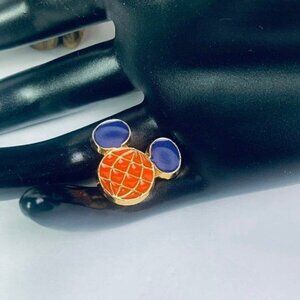 DISNEY Mickey Cast Member Guest Relations Convention Host pin